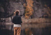 Вид женщины, смотрящей на озеро — стоковое фото