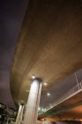 Vista ad angolo basso del ponte illuminato di notte — Foto stock