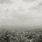 Nubes sobre el distrito financiero de Kuala Lumpur - foto de stock