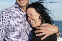 Porträt von Mann und Frau, die sich umarmen, Fokus auf den Vordergrund — Stockfoto