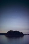 Scena rurale di isola nel lago di notte — Foto stock