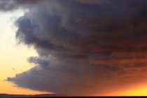 Cielo nublado al atardecer, Suecia - foto de stock