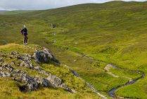 Mulher na colina em Shetland, Escócia — Fotografia de Stock