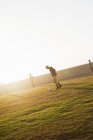 Vier Teenager spielen Fußball im Park — Stockfoto
