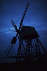 Moulin à vent traditionnel au crépuscule, Europe du Nord — Photo de stock