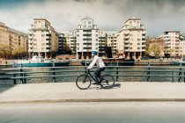 Homme faisant du vélo dans la rue à Stockholm (Suède) — Photo de stock