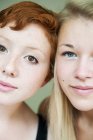 Porträt einer rothaarigen jungen Frau und eines blonden Teenagers — Stockfoto