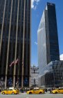 Taxiwagen in New York City mit Wolkenkratzern im Hintergrund — Stockfoto