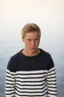 Portrait de adolescent garçon regardant caméra — Photo de stock