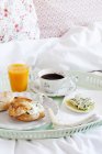Frühstück auf Tablett im Schlafzimmer, selektiver Fokus — Stockfoto