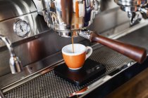 Primer plano de la cafetera espresso, enfoque diferencial - foto de stock