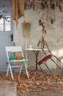 Два стула и стол в саду осенью — стоковое фото