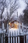 Maison rouge illuminée le soir en hiver — Photo de stock