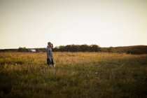 Вид збоку середнього дорослого чоловіка, що стоїть на полі — стокове фото