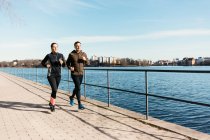 Uomo e donna che corrono lungo la strada a Stoccolma, Svezia — Foto stock