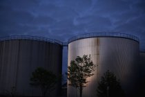 Vue à angle bas des silos au crépuscule — Photo de stock