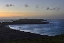 Linha costeira durante o pôr do sol em Shetland, Escócia — Fotografia de Stock