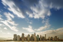 Skyline de Manhattan contra el cielo con nubes - foto de stock