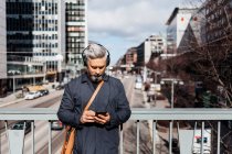 Mann mit Smartphone auf Straße in Stockholm — Stockfoto