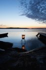 Фонарь на озере на закате, архипелаг Стокгольм — стоковое фото