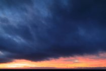 Cielo nuvoloso durante il tramonto, scandinavia — Foto stock
