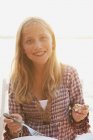 Портрет девочки-подростка в ортодонтических брекетах — стоковое фото