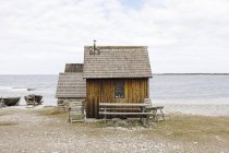 Cabane de pêche sur la plage à Faro, Suède — Photo de stock
