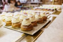 Cremige Eclairs in der Bäckerei, Fokus auf den Vordergrund — Stockfoto
