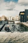 Un homme sur un téléphone intelligent avec une bicyclette à Stockholm, Suède — Photo de stock