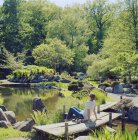 Metà donna adulta rilassante nel centro del giardino — Foto stock