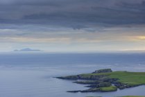 Живописный вид на береговую линию и мыс Мбаппе в Шетленде, Шотландия — стоковое фото