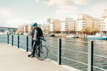 Мужчина на велосипеде на улице в Стокгольме, Швеция — стоковое фото