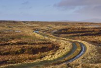 Estrada rural sob o céu com nuvens em Shetland, Escócia — Fotografia de Stock