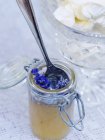 Glas mit Honig und Lavendel, selektiver Fokus — Stockfoto