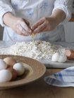 Жінка робить тісто для макаронних виробів, вибірковий фокус — стокове фото