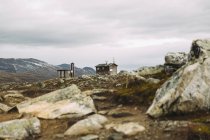 Holzhäuser in den Bergen, Fokus auf Hintergrund — Stockfoto