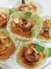 Gâteaux d'amande aux feuilles de menthe, mise au premier plan — Photo de stock