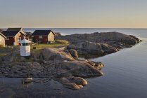 Vista elevada de pequenas casas por litoral — Fotografia de Stock