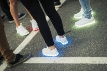 Люди в кроссовках с светящимися подошвами — стоковое фото