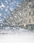 Edificio illuminato esterno a Helsinki in tempesta di neve, Europa settentrionale — Foto stock