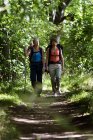 Zwei Frauen wandern mit Baby im Wald — Stockfoto