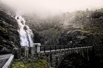 Ponte em Trollstigen ao lado da cachoeira, norte da Europa — Fotografia de Stock
