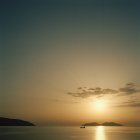 Silhouette du navire de transport au coucher du soleil, république d'Albania — Photo de stock