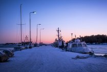 Човни, закріплені на пристані в сутінках, вибірковий фокус — стокове фото
