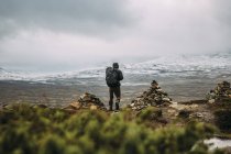 Hombre senderismo en las montañas, enfoque selectivo - foto de stock
