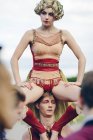 Женщина-акробат балансирует на мужском акробате — стоковое фото
