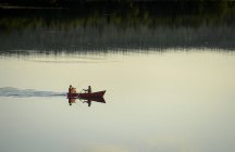 Barco de pesca en el lago, enfoque selectivo - foto de stock
