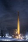 Leuchtturm der Fabrik bei Nacht, Nordeuropa — Stockfoto