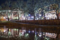 Vista panorámica de la iluminación Turku por la noche - foto de stock