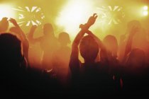 Silhouettes de personnes dansant au concert, mise au point sélective — Photo de stock